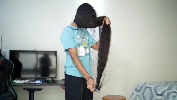 Cậu bé lập kỷ lục nam thiếu niên có mái tóc dài nhất thế giới - Ảnh 3.