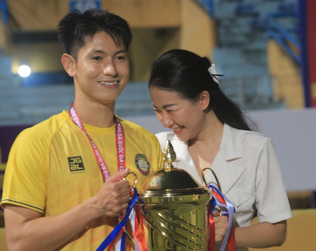 Tiền vệ tuyển Việt Nam tình tứ trên sân: Hành động gắn kết khiến fan thán phục!