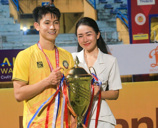 Tiền vệ tuyển Việt Nam tình tứ trên sân: Hành động gắn kết khiến fan thán phục!