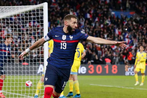 Danh sách các kiều bóng vàng vinh dự: Ronaldo thắng Messi trong cuộc đua này!