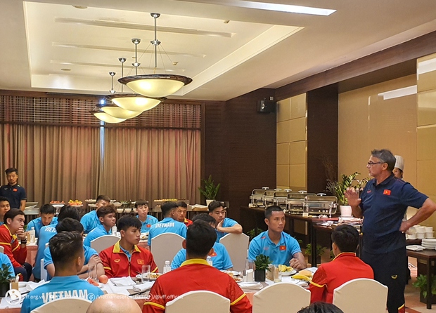 Lộ diện! ĐT Việt Nam xuất hiện ngay tại Đại Liên (Trung Quốc) sau đúng 8 tiếng di chuyển