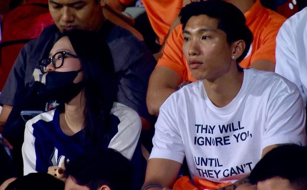 Doãn Hải My sắp cưới xuất hiện bên chồng, ngồi khán đài cổ vũ Đoàn Văn Hậu