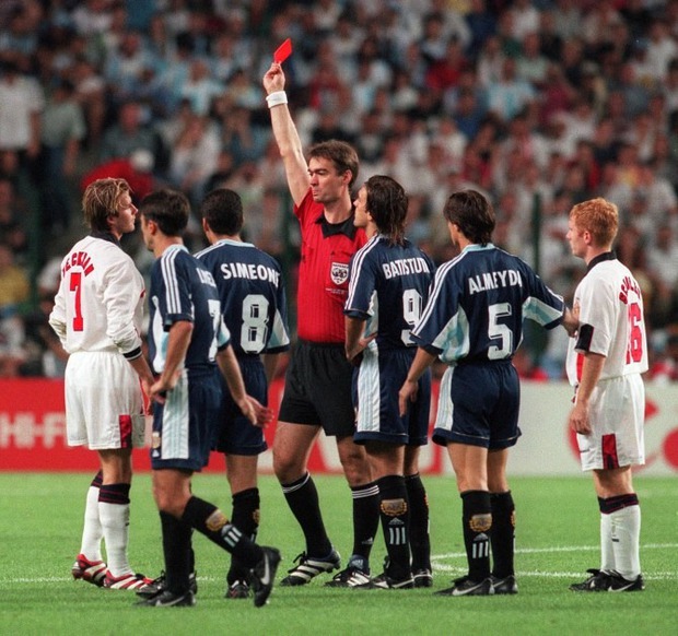 Hành động xúc động của David Beckham khiến anh phải đối mặt với áp lực lớn, hLV nói lời gì để cựu sao bật khóc?