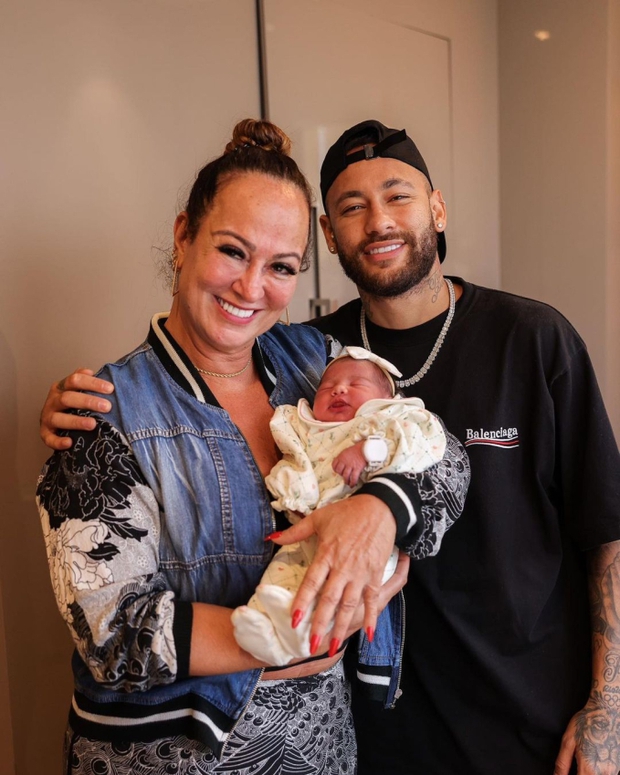 Neymar tươi cười chào đón thiên thần nhỏ mới: Động tình fan hâm mộ hết mực!