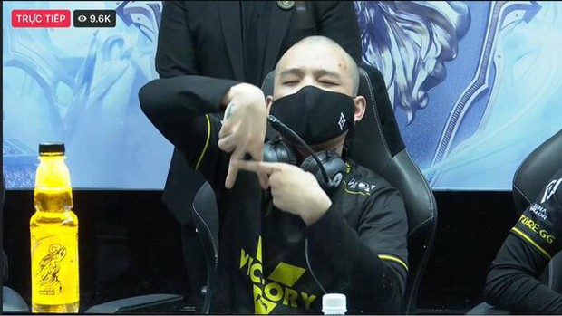 Tuyển thủ Liên Quân nổi tiếng chia tay hot girl, hành động lấy lòng gái xinh bất ngờ theo kịch bản hoàn toàn mới!