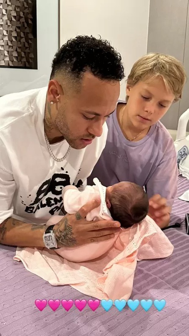 Neymar tươi cười chào đón thiên thần nhỏ mới: Động tình fan hâm mộ hết mực!