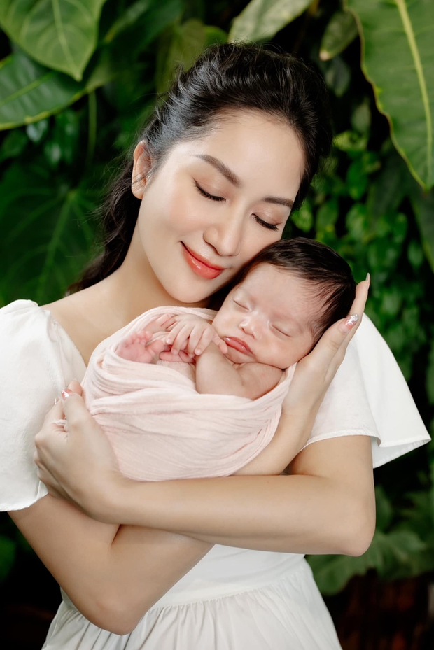 Nhìn lại khoảnh khắc đáng nhớ bên gia đình Khánh Thi - Phan Hiển