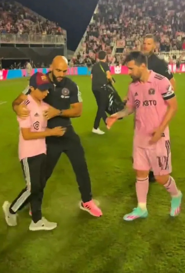 Messi's bodyguard reacted extremely quickly when a fan rushed onto the field. What was his next action that earned him so much praise? - Photo 2.