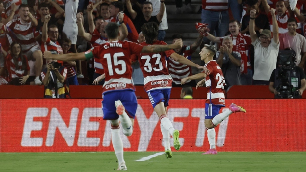 Barca nhấp nhổm thoát hiểm, PSG và Bayern thể hiện đẳng cấp