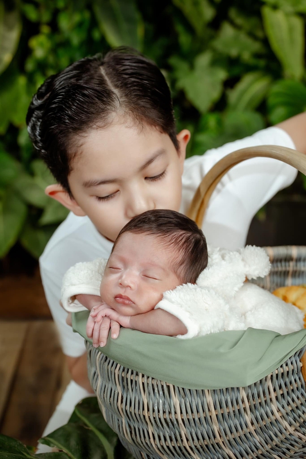 Nhìn lại khoảnh khắc đáng nhớ bên gia đình Khánh Thi - Phan Hiển