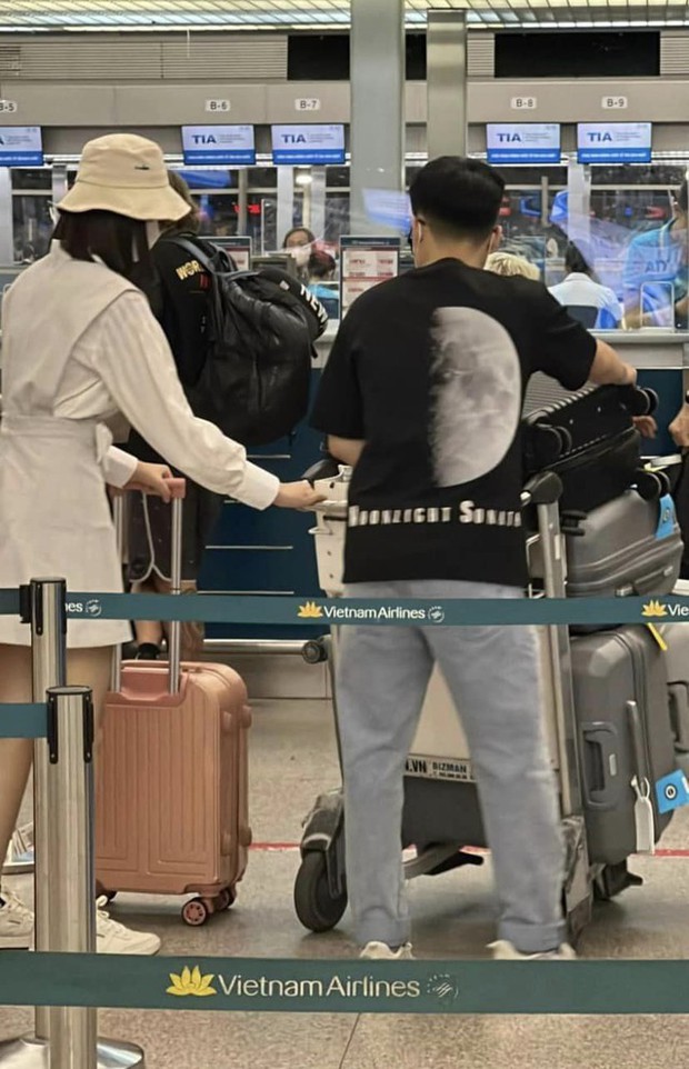 Hoa hậu Ý Nhi lộ diện tại sân bay với bạn trai, lên đường du học Úc sau 3 tháng ở ẩn vì ồn ào - Ảnh 6.