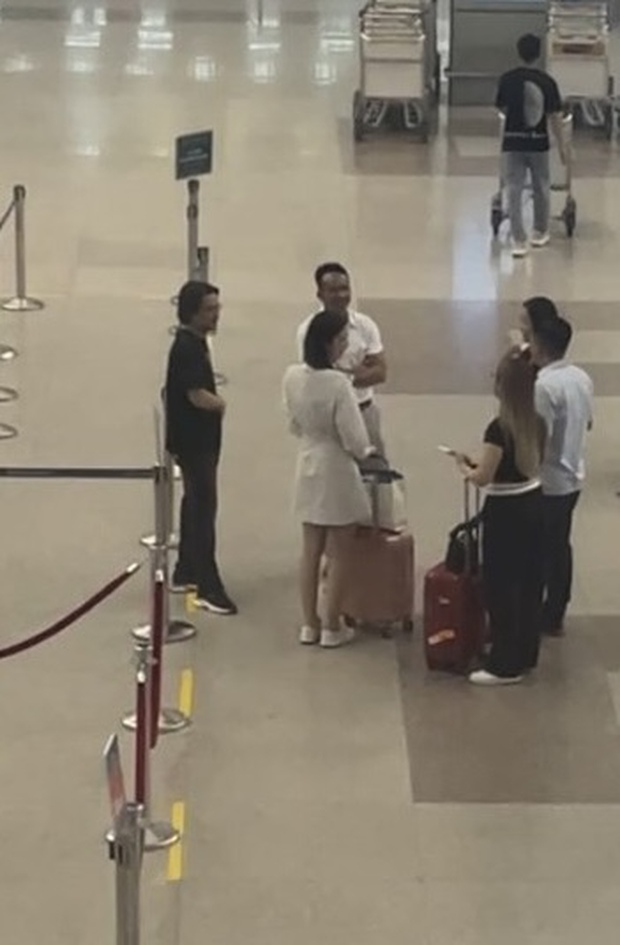 Hoa hậu Ý Nhi lộ diện tại sân bay với bạn trai, lên đường du học Úc sau 3 tháng ở ẩn vì ồn ào - Ảnh 4.