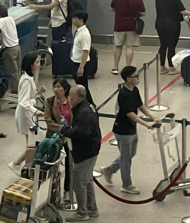 Hoa hậu Ý Nhi lộ diện tại sân bay với bạn trai, lên đường du học Úc sau 3 tháng ở ẩn vì ồn ào - Ảnh 5.