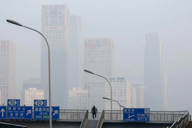 Chùm ảnh: Sương mù dày đặc bao trùm Trung Quốc, người dân vật lộn với ô nhiễm không khí ở mức cao nhất - Ảnh 8.