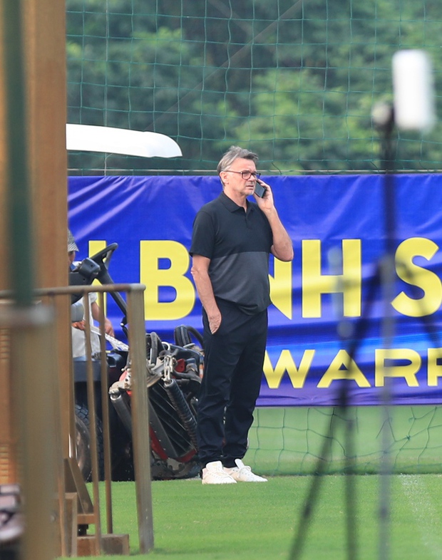 Duy Mạnh gặp khó khăn về sức khỏe, HLV Troussier nhanh chóng đến kiểm tra