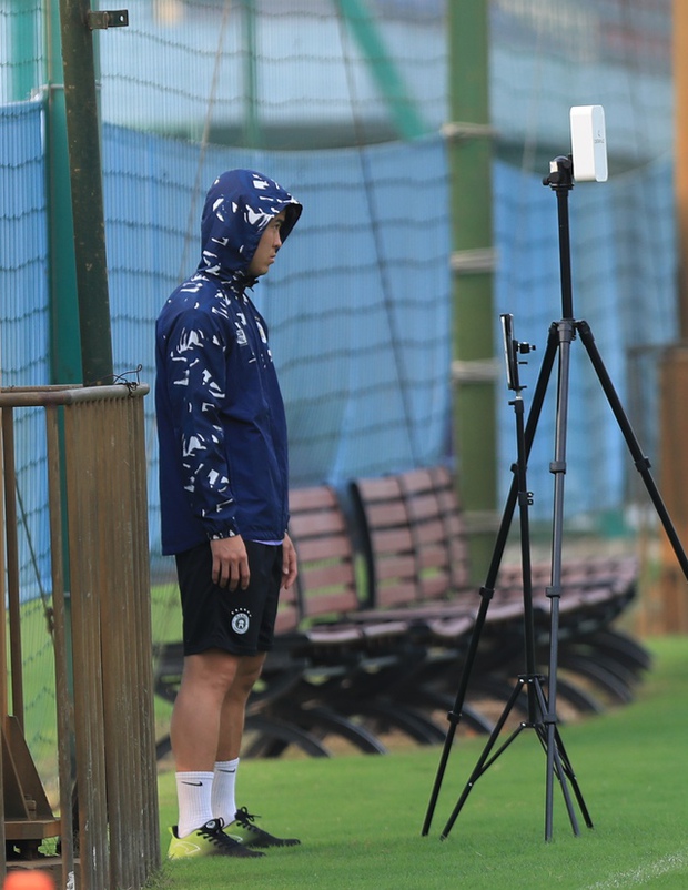 Duy Mạnh gặp khó khăn về sức khỏe, HLV Troussier nhanh chóng đến kiểm tra