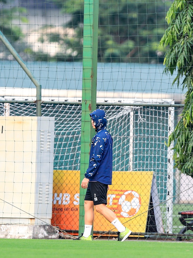 Duy Mạnh gặp khó khăn về sức khỏe, HLV Troussier nhanh chóng đến kiểm tra