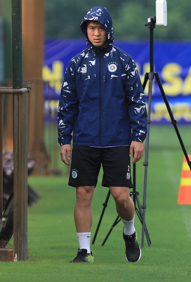 Duy Mạnh gặp khó khăn về sức khỏe, HLV Troussier nhanh chóng đến kiểm tra