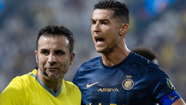 Ronaldo không chấp nhận quyết định bất lợi, đòi thay cả trọng tài