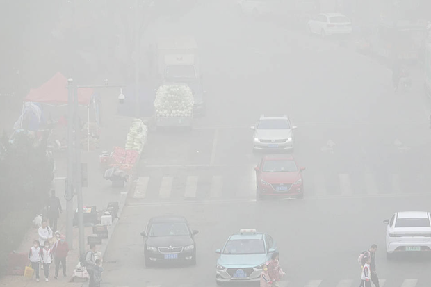 Chùm ảnh: Sương mù dày đặc bao trùm Trung Quốc, người dân vật lộn với ô nhiễm không khí ở mức cao nhất - Ảnh 7.