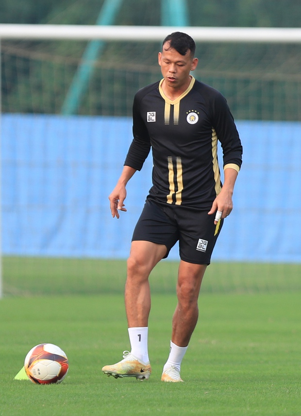 Duy Mạnh gặp khó khăn về sức khỏe, HLV Troussier nhanh chóng đến kiểm tra