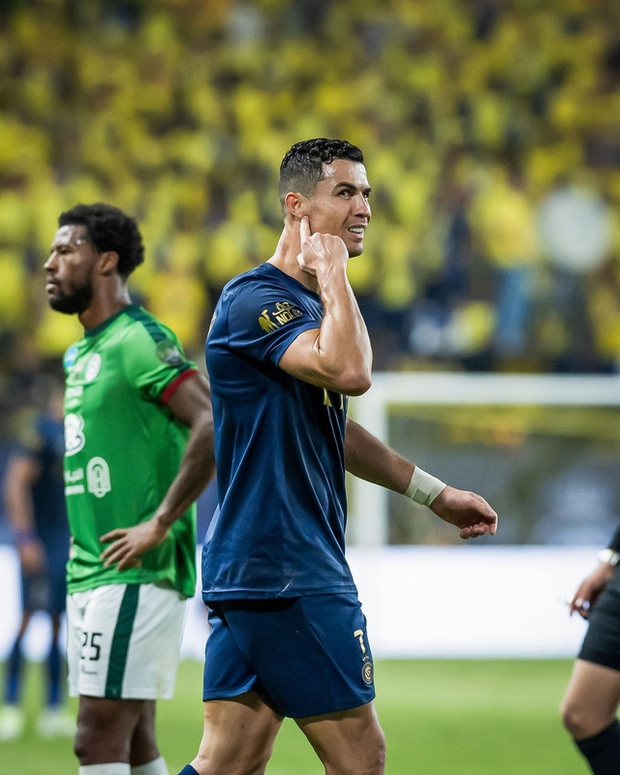 CĐV đối thủ reo hò Messi, Ronaldo đòi yên lặng