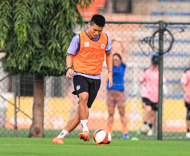 Duy Mạnh gặp khó khăn về sức khỏe, HLV Troussier nhanh chóng đến kiểm tra