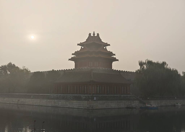 Chùm ảnh: Sương mù dày đặc bao trùm Trung Quốc, người dân vật lộn với ô nhiễm không khí ở mức cao nhất - Ảnh 5.