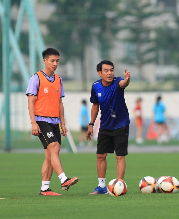 Duy Mạnh gặp khó khăn về sức khỏe, HLV Troussier nhanh chóng đến kiểm tra