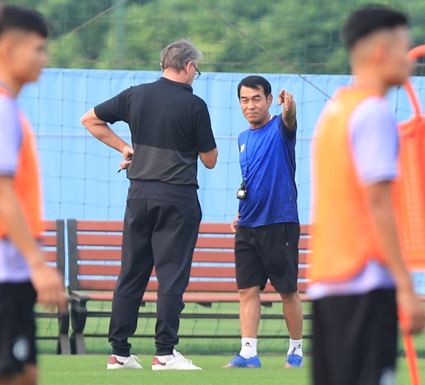 Duy Mạnh gặp khó khăn về sức khỏe, HLV Troussier nhanh chóng đến kiểm tra