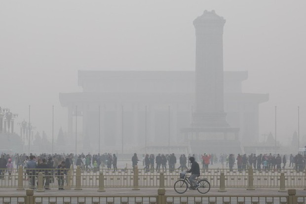 Chùm ảnh: Sương mù dày đặc bao trùm Trung Quốc, người dân vật lộn với ô nhiễm không khí ở mức cao nhất - Ảnh 3.