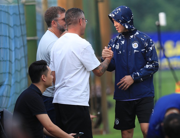 Duy Mạnh gặp khó khăn về sức khỏe, HLV Troussier nhanh chóng đến kiểm tra