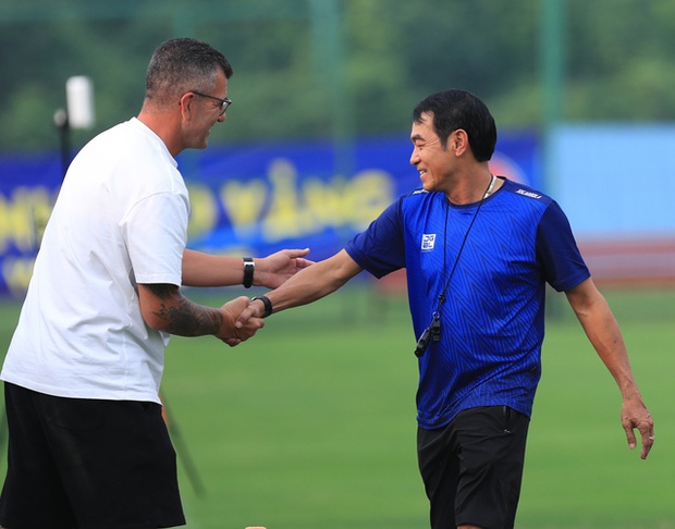 Duy Mạnh gặp khó khăn về sức khỏe, HLV Troussier nhanh chóng đến kiểm tra