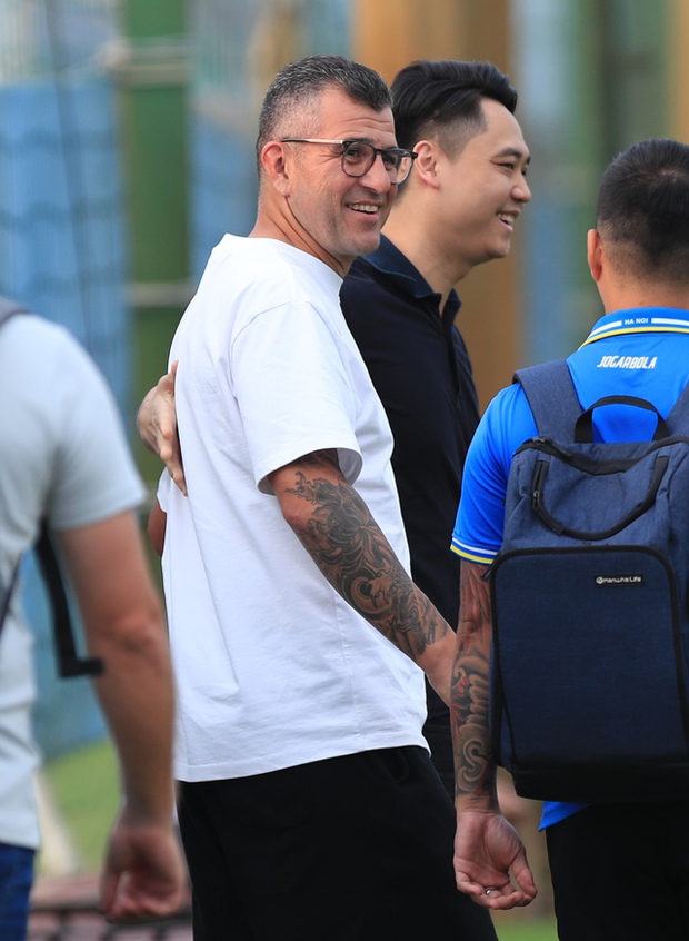 Duy Mạnh gặp khó khăn về sức khỏe, HLV Troussier nhanh chóng đến kiểm tra