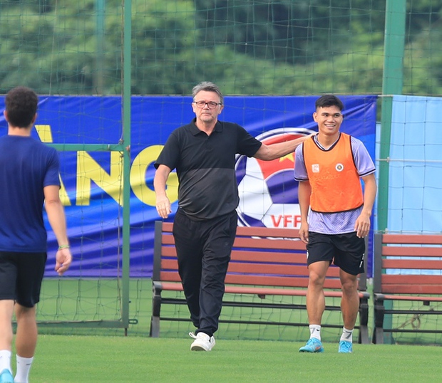 Duy Mạnh gặp khó khăn về sức khỏe, HLV Troussier nhanh chóng đến kiểm tra