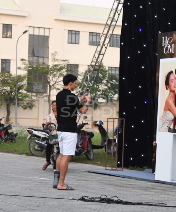 Đoàn Văn Hậu chụp ảnh cưới bên bạn bè dù đang trong quá trình hồi phục chấn thương
