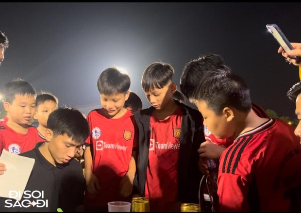 Đám cưới Đoàn Văn Hậu: Đám đông như trẩy hội, tiểu thương mở sạp ẩm thực