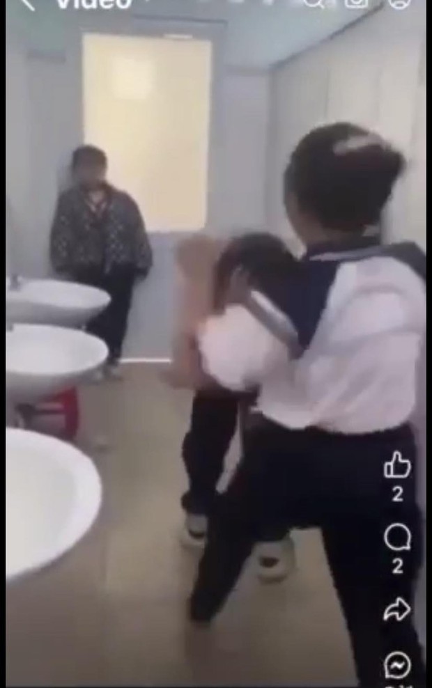 Kỷ luật các học sinh trong vụ nhóm nữ sinh đánh bạn túi bụi trong nhà vệ sinh - Ảnh 1.
