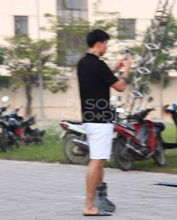 Đoàn Văn Hậu chụp ảnh cưới bên bạn bè dù đang trong quá trình hồi phục chấn thương