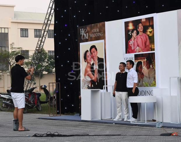 Đoàn Văn Hậu chụp ảnh cưới bên bạn bè dù đang trong quá trình hồi phục chấn thương