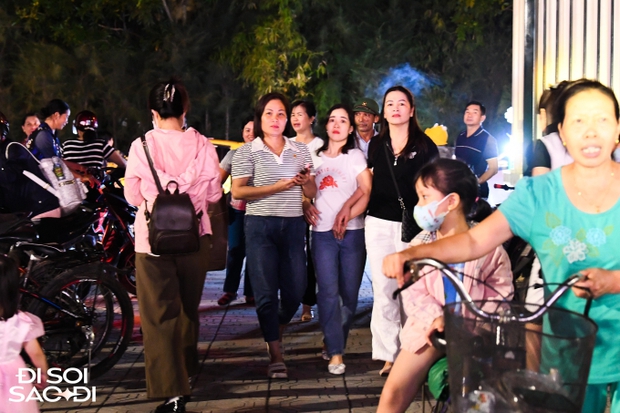 Đám cưới Đoàn Văn Hậu: Đám đông như trẩy hội, tiểu thương mở sạp ẩm thực