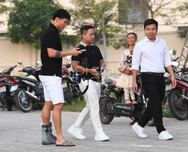 Đoàn Văn Hậu chụp ảnh cưới bên bạn bè dù đang trong quá trình hồi phục chấn thương