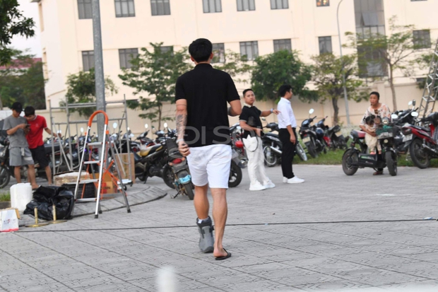 Đoàn Văn Hậu chụp ảnh cưới bên bạn bè dù đang trong quá trình hồi phục chấn thương