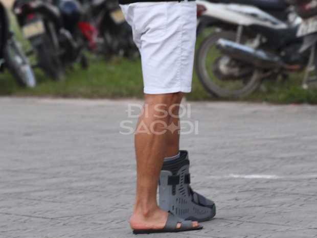 Đoàn Văn Hậu chụp ảnh cưới bên bạn bè dù đang trong quá trình hồi phục chấn thương