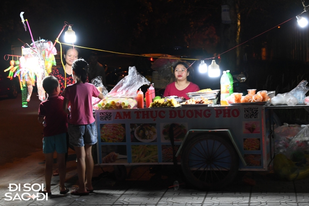 Đám cưới Đoàn Văn Hậu: Đám đông như trẩy hội, tiểu thương mở sạp ẩm thực