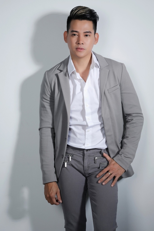 Phùng Ngọc Huy khám phá phản ứng của mình khi chứng kiến con gái Lavie đọc báo bên vệ đường