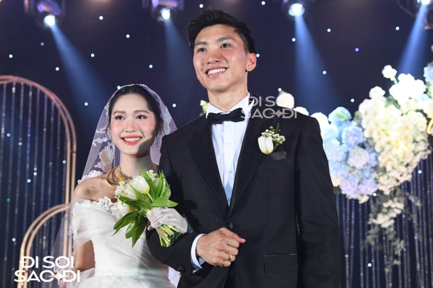 Quang Hải và Chu Thanh Huyền đồng hành cùng đồng đội tới đám cưới của Văn Hậu