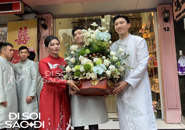 Hấp dẫn: Đoàn Văn Hậu đẩy xích lô mang lễ vật vào nhà dâu Doãn Hải My