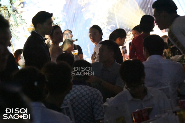 Quang Hải và Chu Thanh Huyền đồng hành cùng đồng đội tới đám cưới của Văn Hậu