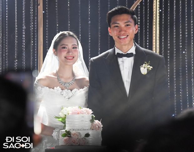 Quang Hải ôm eo Chu Thanh Huyền, tình chàng liểu xiềng công khai trước đám đông